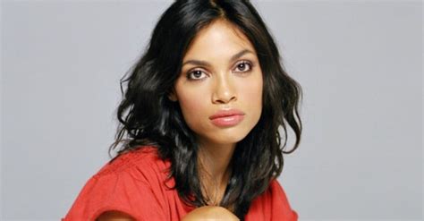 Rosario Dawson explica fotos nuas na comemoração dos seus。